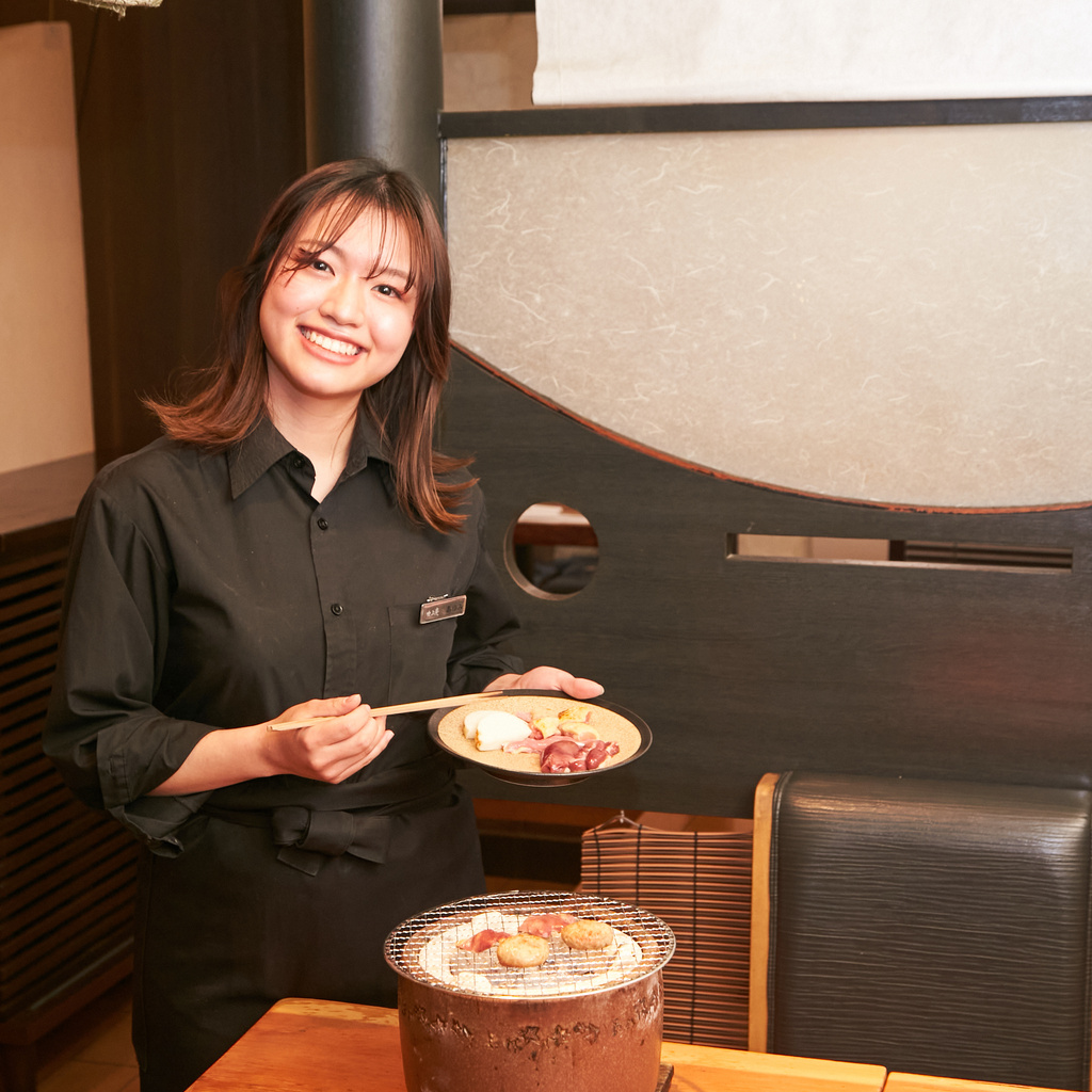 料理を手にお客様を迎える吹上庵のスタッフ