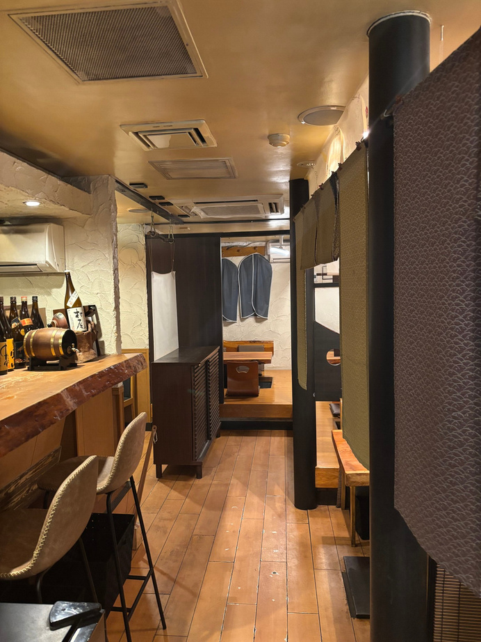 吹上庵のカウンターと店内