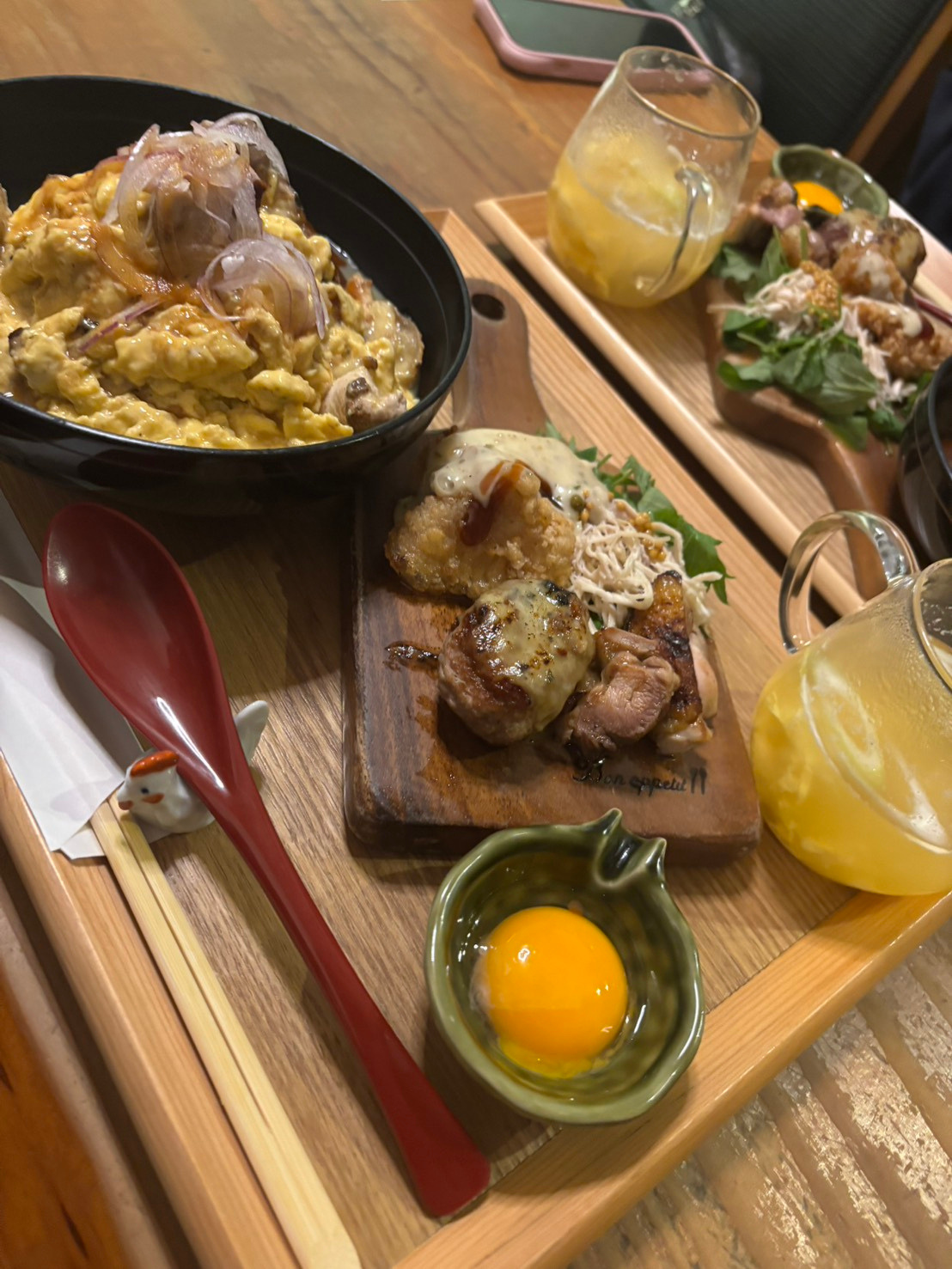料理と飲み物を囲む食卓